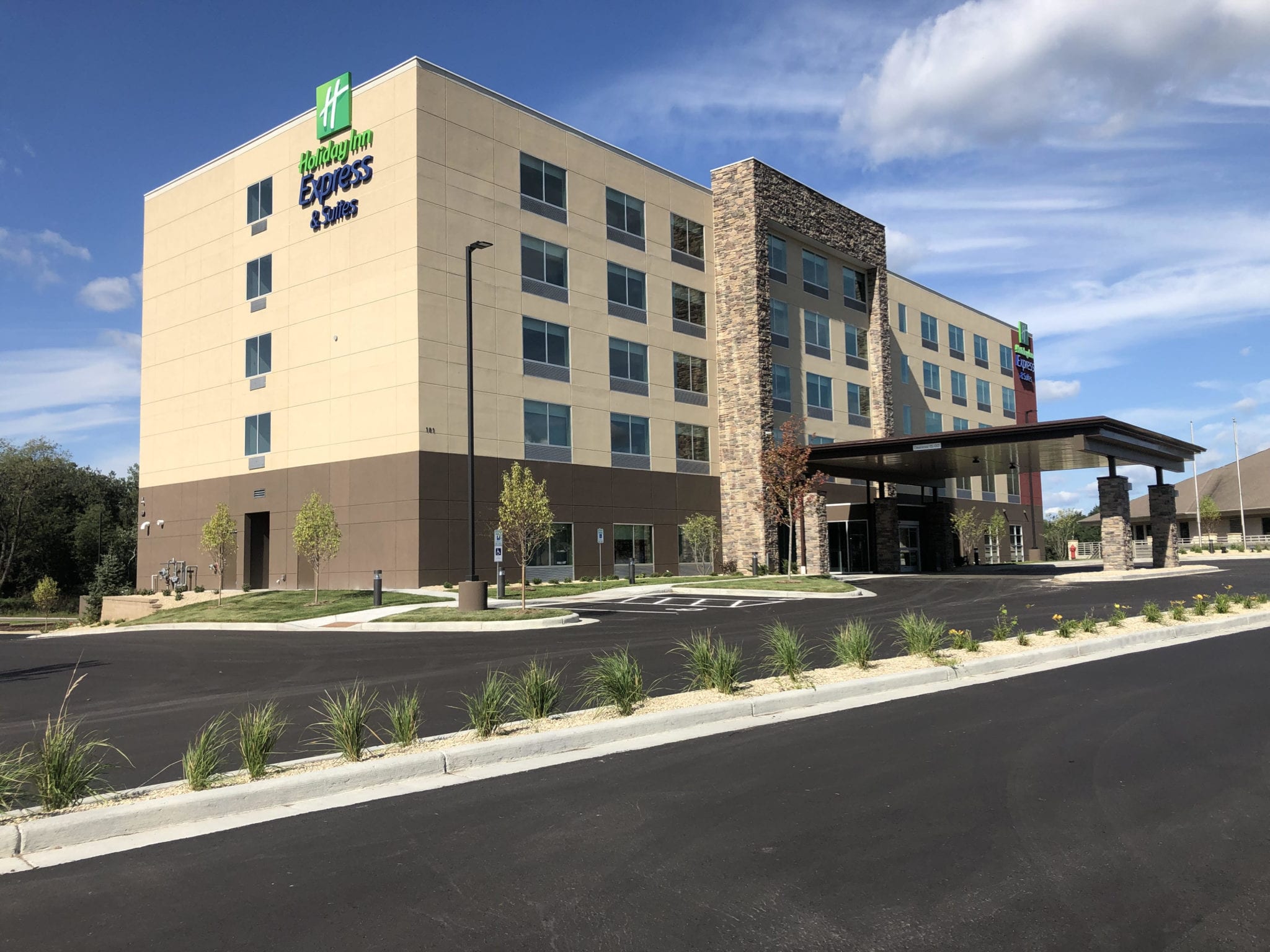 Holiday Inn Express Hudson exterior.